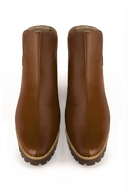 Boots femme : Boots avec des boucles à l'arrière couleur marron caramel. Bout rond. Semelle gomme petit talon. Vue du dessus - Florence KOOIJMAN