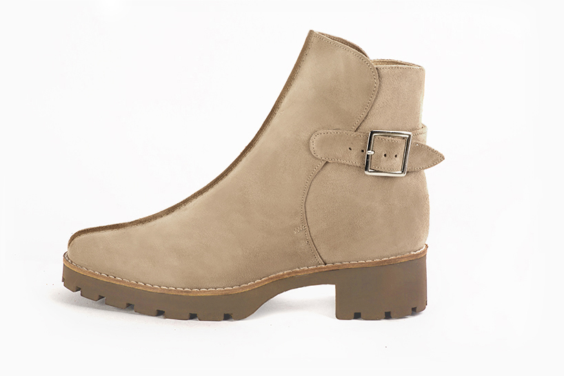 Boots femme : Boots avec des boucles à l'arrière couleur beige sahara. Bout rond. Semelle gomme petit talon. Vue de profil - Florence KOOIJMAN