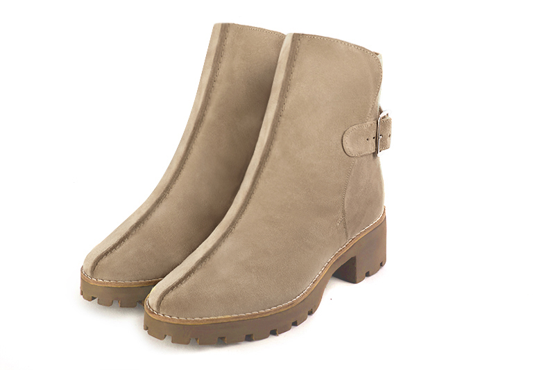 Boots femme : Boots avec des boucles à l'arrière couleur beige sahara. Bout rond. Semelle gomme petit talon Vue avant - Florence KOOIJMAN