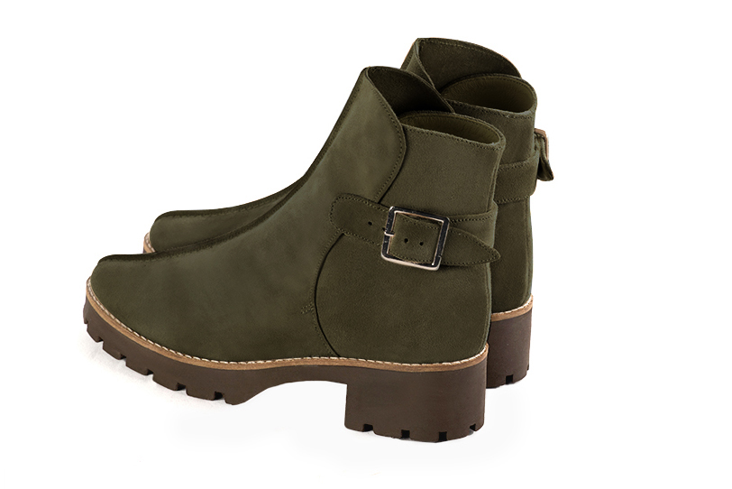 Boots femme : Boots avec des boucles à l'arrière couleur vert kaki. Bout rond. Semelle gomme petit talon. Vue arrière - Florence KOOIJMAN