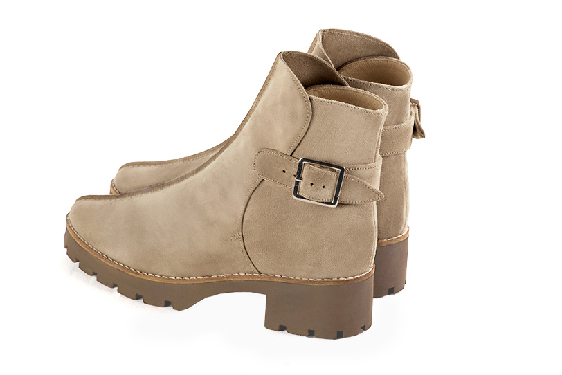 Boots femme : Boots avec des boucles à l'arrière couleur beige sahara. Bout rond. Semelle gomme petit talon. Vue arrière - Florence KOOIJMAN
