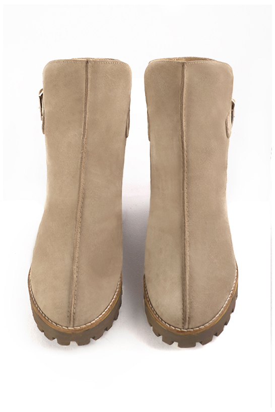 Boots femme : Boots avec des boucles à l'arrière couleur beige sahara. Bout rond. Semelle gomme petit talon. Vue du dessus - Florence KOOIJMAN