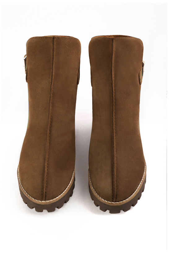 Boots femme : Boots avec des boucles à l'arrière couleur marron caramel. Bout rond. Semelle gomme petit talon. Vue du dessus - Florence KOOIJMAN