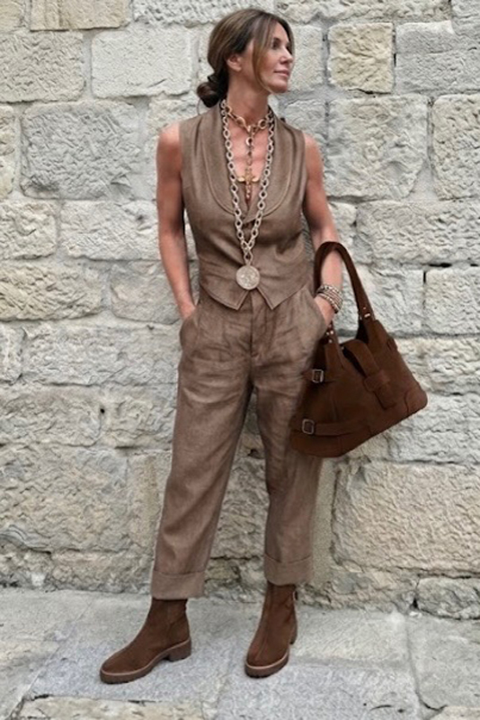 Bottines habillées femme boucles arrière en cuir marron ébène à semelle en gomme et bout rond - Vue porté