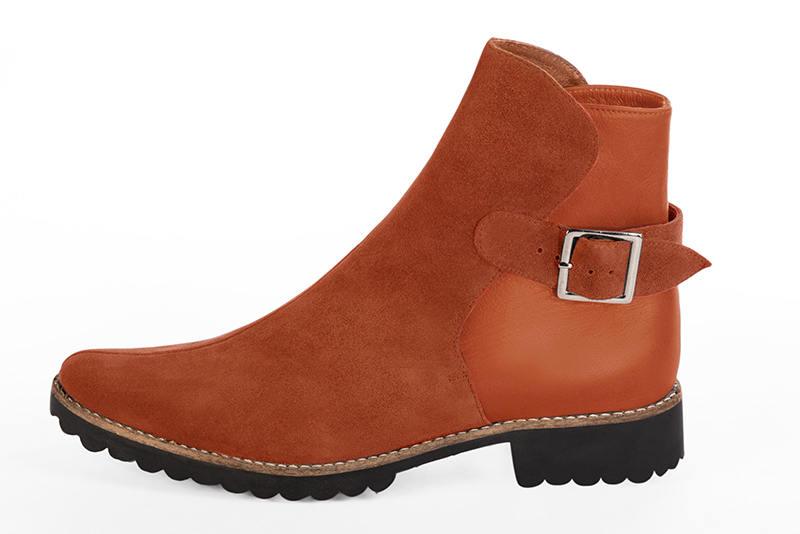 Bottines élégantes et raffinées avec des boucles à l'arrière, coloris orange corail. Bout rond. Semelle gomme plat. Personnalisation : Choix des cuirs, des couleurs et des talons. Cou-de-pied sur mesure. - Florence KOOIJMAN