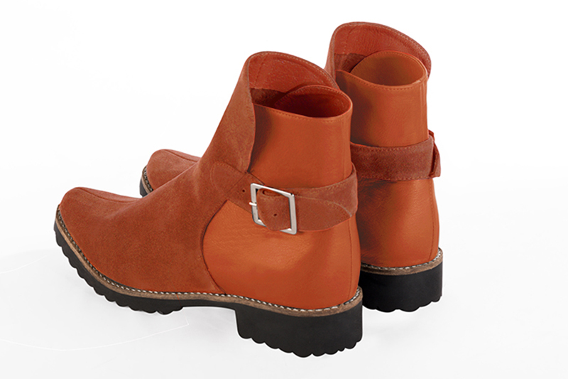 Bottines élégantes et raffinées avec des boucles à l'arrière, coloris orange corail. Bout rond. Semelle gomme plat. Personnalisation : Choix des cuirs, des couleurs et des talons. Cou-de-pied sur mesure. - Florence KOOIJMAN
