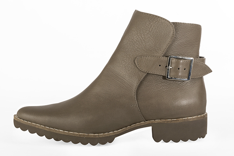 Boots femme : Boots avec des boucles à l'arrière couleur marron taupe. Bout rond. Semelle gomme talon plat. Vue de profil - Florence KOOIJMAN