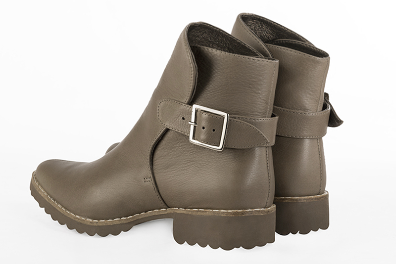 Boots femme : Boots avec des boucles à l'arrière couleur marron taupe. Bout rond. Semelle gomme talon plat. Vue arrière - Florence KOOIJMAN