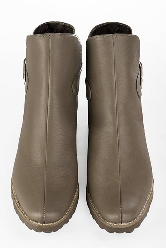 Boots femme : Boots avec des boucles à l'arrière couleur marron taupe. Bout rond. Semelle gomme talon plat. Vue du dessus - Florence KOOIJMAN