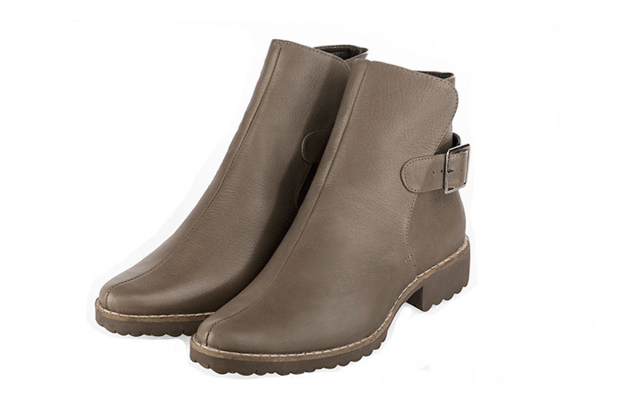 Boots femme : Boots avec des boucles à l'arrière couleur marron taupe. Bout rond. Semelle gomme talon plat Vue avant - Florence KOOIJMAN