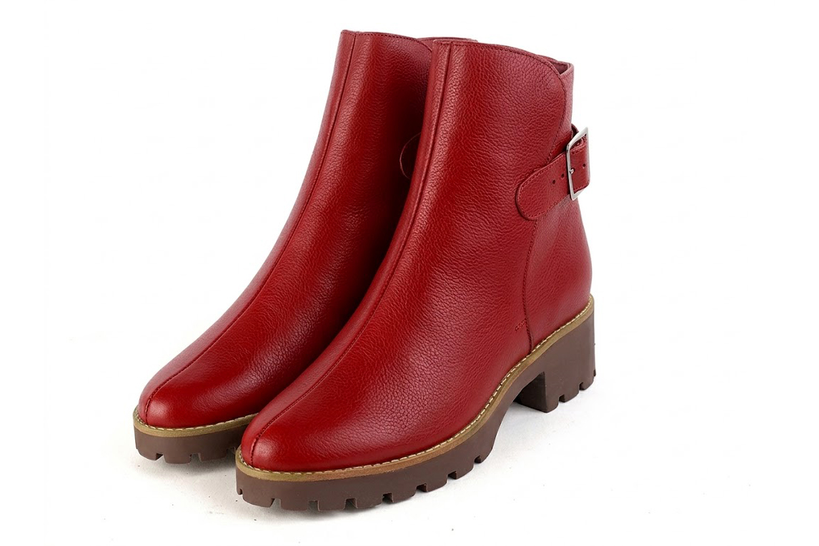 Bottines bride boucle sur l'arrière pour femme en cuir rouge cerise avec bout rond et semelle crantée en gomme - Vue avant
