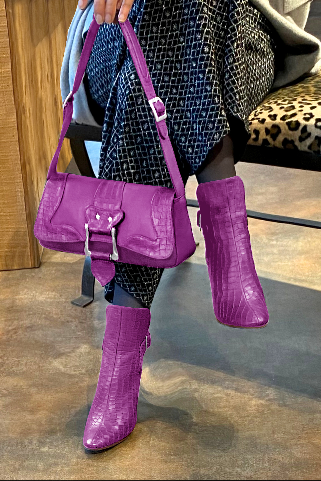 Boots femme : Boots avec des boucles à l'arrière couleur violet mauve. Bout rond. Talon haut trotteur. Vue porté - Florence KOOIJMAN