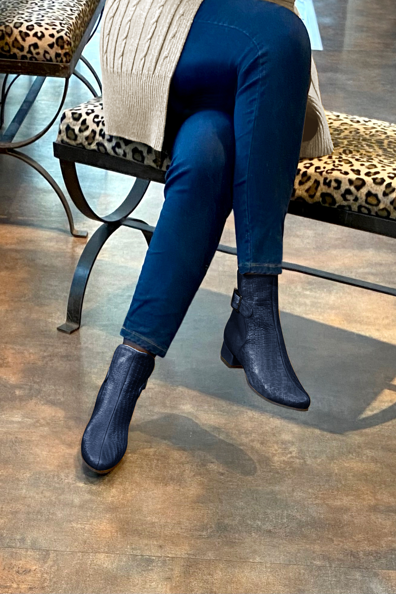 Boots femme : Boots avec des boucles à l'arrière couleur bleu marine. Bout rond. Petit talon bottier. Vue porté - Florence KOOIJMAN