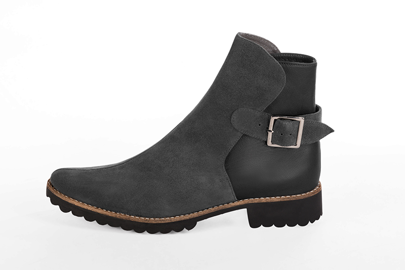 Boots élégantes et raffinées avec des boucles à l'arrière, coloris gris acier. Bout rond. Semelle gomme talon plat. Personnalisation : Choix des cuirs, des couleurs et des talons. Cou-de-pied sur mesure. - Florence KOOIJMAN