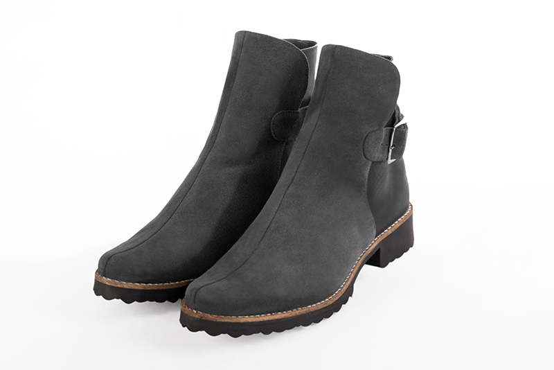 Boots élégantes et raffinées avec des boucles à l'arrière, coloris gris acier. Bout rond. Semelle gomme talon plat. Personnalisation : Choix des cuirs, des couleurs et des talons. Cou-de-pied sur mesure. - Florence KOOIJMAN