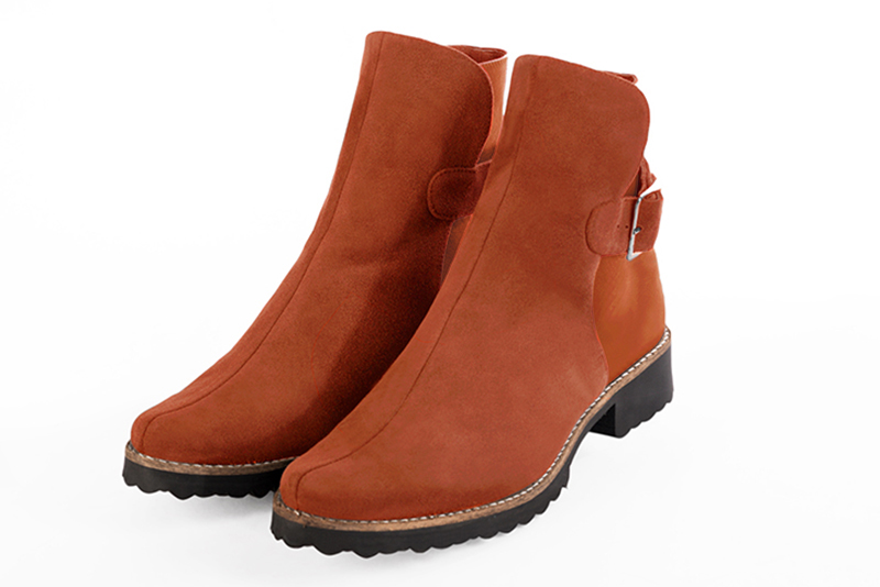 Boots élégantes et raffinées avec des boucles à l'arrière, coloris orange safran. Bout rond. Semelle gomme talon plat. Personnalisation : Choix des cuirs, des couleurs et des talons. Cou-de-pied sur mesure. - Florence KOOIJMAN