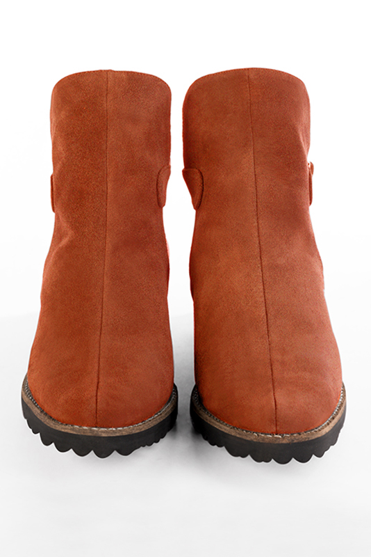 Boots élégantes et raffinées avec des boucles à l'arrière, coloris orange safran. Bout rond. Semelle gomme talon plat. Personnalisation : Choix des cuirs, des couleurs et des talons. Cou-de-pied sur mesure. - Florence KOOIJMAN
