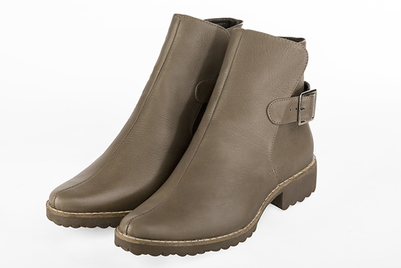 Boots élégantes et raffinées avec des boucles à l'arrière, coloris marron bronze. Bout rond. Semelle gomme talon plat. Personnalisation : Choix des cuirs, des couleurs et des talons. Cou-de-pied sur mesure. - Florence KOOIJMAN