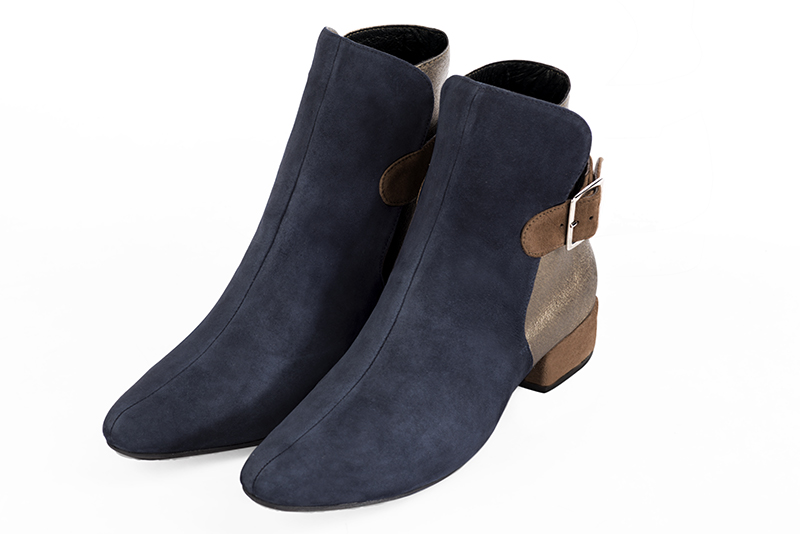 Bottines élégantes et raffinées avec des boucles à l'arrière, coloris bleu marine, or mordoré et marron chocolat. Bout rond. Mi-haut. Talon bottier. Personnalisation : Choix des cuirs, des couleurs et des talons. Cou-de-pied sur mesure. - Florence KOOIJMAN