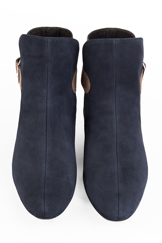 Bottines élégantes et raffinées avec des boucles à l'arrière, coloris bleu marine, or mordoré et marron chocolat. Bout rond. Mi-haut. Talon bottier. Personnalisation : Choix des cuirs, des couleurs et des talons. Cou-de-pied sur mesure. - Florence KOOIJMAN