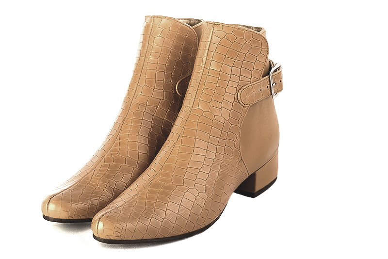 Boots femme : Boots avec des boucles à l'arrière couleur beige camel. Bout rond. Petit talon bottier Vue avant - Florence KOOIJMAN