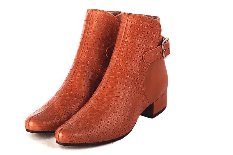 Boots femme : Boots avec des boucles à l'arrière couleur orange corail. Bout rond. Petit talon bottier Vue avant - Florence KOOIJMAN