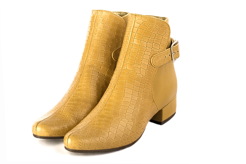 Bottines élégantes et raffinées avec des boucles à l'arrière, coloris jaune ocre. Bout rond. Mi-haut. Talon bottier. Personnalisation : Choix des cuirs, des couleurs et des talons. Cou-de-pied sur mesure. - Florence KOOIJMAN