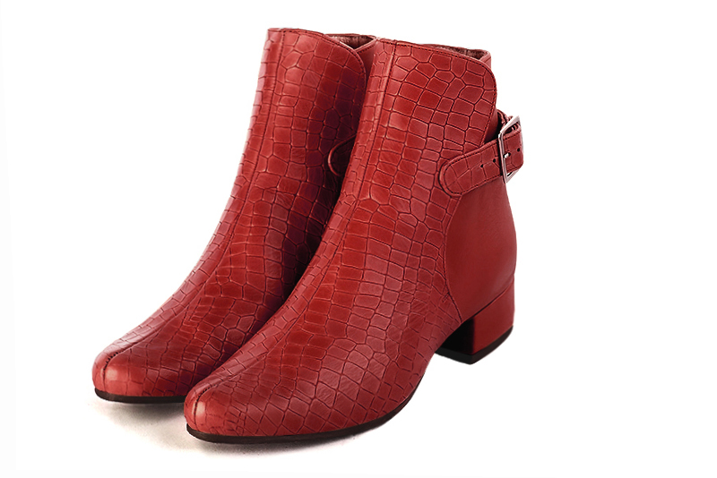 Bottines élégantes et raffinées avec des boucles à l'arrière, coloris rouge carmin. Bout rond. Mi-haut. Talon bottier. Personnalisation : Choix des cuirs, des couleurs et des talons. Cou-de-pied sur mesure. - Florence KOOIJMAN