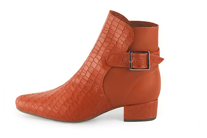 Boots femme : Boots avec des boucles à l'arrière couleur orange corail. Bout rond. Petit talon bottier. Vue de profil - Florence KOOIJMAN
