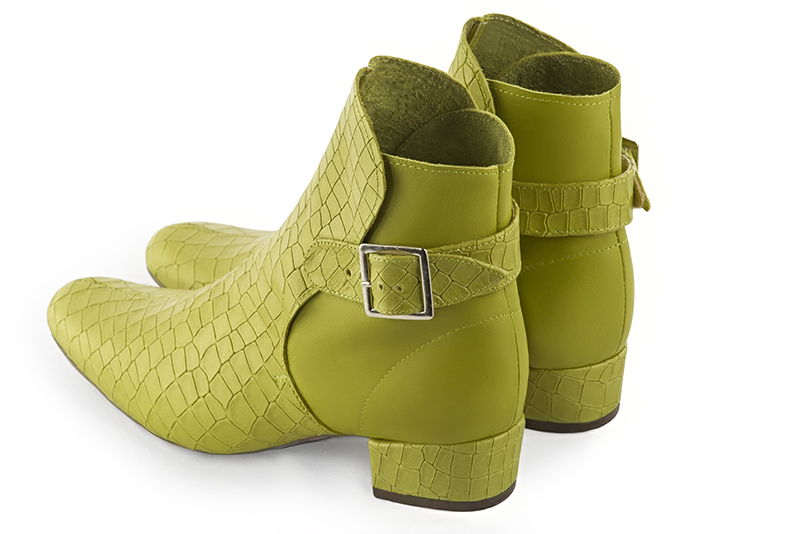 Bottines élégantes et raffinées avec des boucles à l'arrière, coloris vert pistache. Bout rond. Mi-haut. Talon bottier. Personnalisation : Choix des cuirs, des couleurs et des talons. Cou-de-pied sur mesure. - Florence KOOIJMAN
