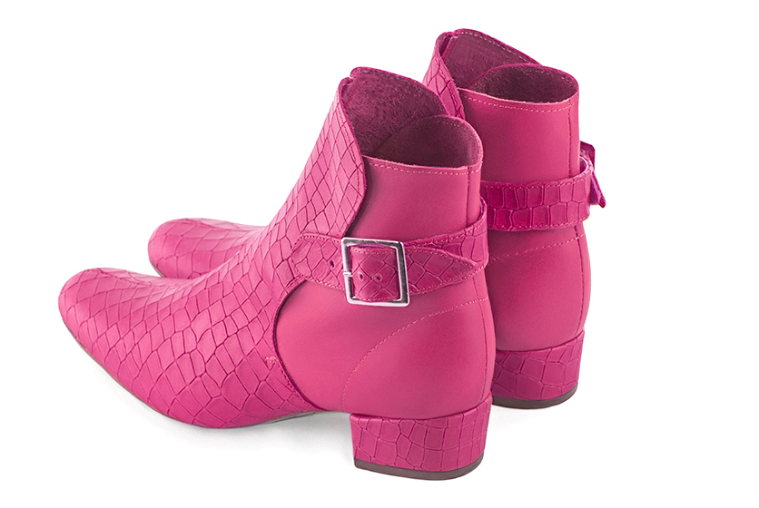 Boots femme : Boots avec des boucles à l'arrière couleur rose fuchsia. Bout rond. Petit talon bottier. Vue arrière - Florence KOOIJMAN