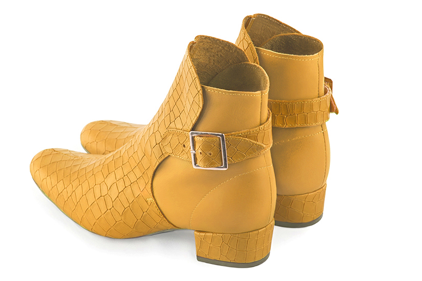 Boots femme : Boots avec des boucles à l'arrière couleur jaune ocre. Bout rond. Petit talon bottier. Vue arrière - Florence KOOIJMAN