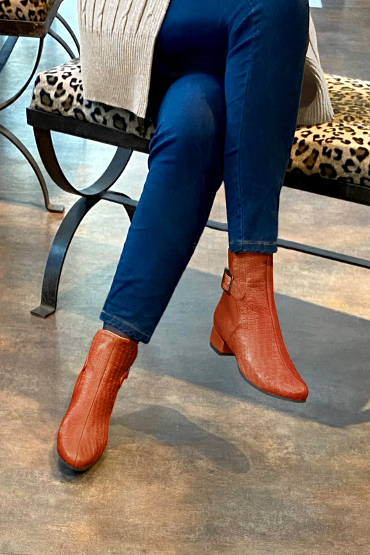 Boots femme : Boots avec des boucles à l'arrière couleur orange corail. Bout rond. Petit talon bottier. Vue porté - Florence KOOIJMAN
