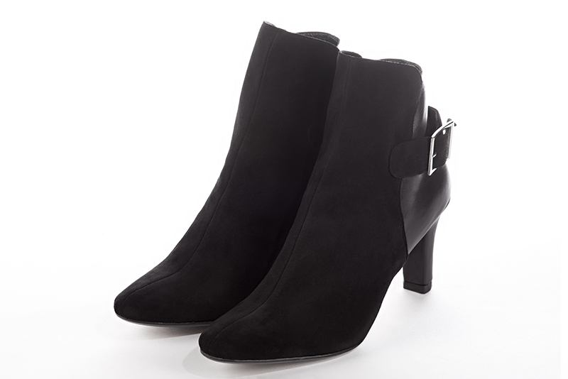 Bottines élégantes et raffinées avec des boucles à l'arrière, coloris noir mat. Bout rond. Haut. Talon trotteur. Personnalisation : Choix des cuirs, des couleurs et des talons. Cou-de-pied sur mesure. - Florence KOOIJMAN