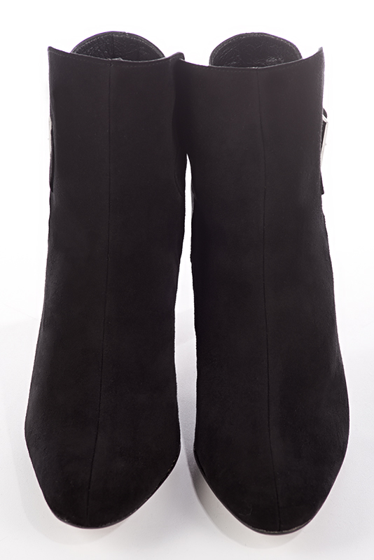 Bottines élégantes et raffinées avec des boucles à l'arrière, coloris noir mat. Bout rond. Haut. Talon trotteur. Personnalisation : Choix des cuirs, des couleurs et des talons. Cou-de-pied sur mesure. - Florence KOOIJMAN