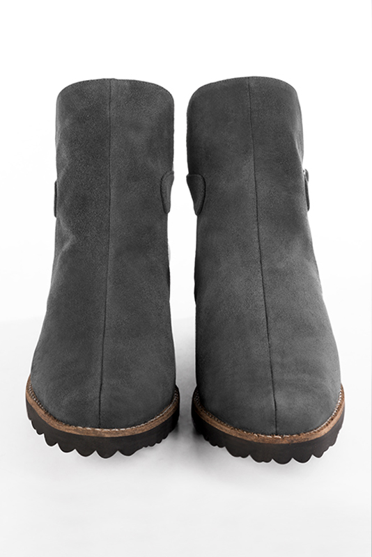 Boots élégantes et raffinées avec des boucles à l'arrière, coloris gris acier. Bout rond. Semelle gomme talon plat. Personnalisation : Choix des cuirs, des couleurs et des talons. Cou-de-pied sur mesure. - Florence KOOIJMAN