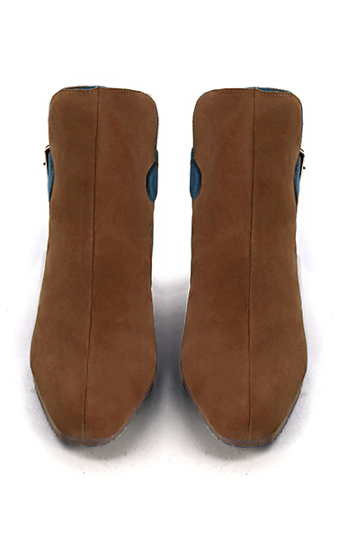 Boots femme : Boots avec des boucles à l'arrière couleur marron caramel, beige sahara et bleu canard. Bout carré. Talon mi-haut bottier. Vue du dessus - Florence KOOIJMAN