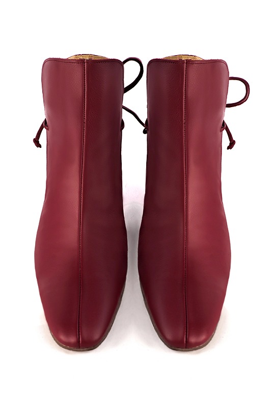 Boots femme : Bottines lacets à l'arrière couleur rouge bordeaux. Bout carré. Talon mi-haut bobine. Vue du dessus - Florence KOOIJMAN