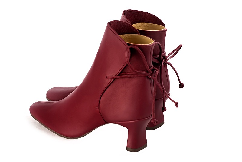 Boots femme : Bottines lacets à l'arrière couleur rouge bordeaux. Bout carré. Talon mi-haut bobine. Vue arrière - Florence KOOIJMAN