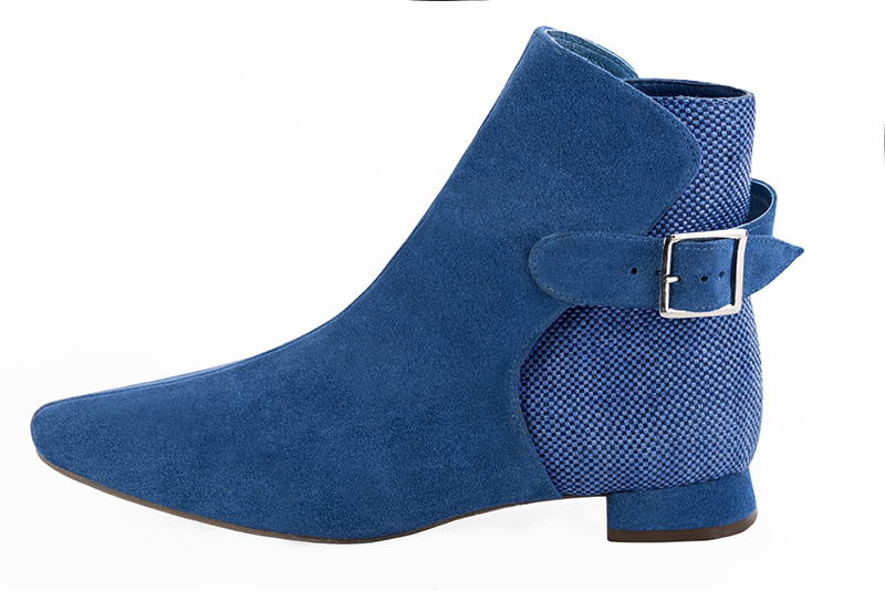 Boots élégantes et raffinées avec des boucles à l'arrière, coloris bleu électrique. Bout carré. Talon plat bottier. Personnalisation : Choix des cuirs, des couleurs et des talons. Cou-de-pied sur mesure. - Florence KOOIJMAN