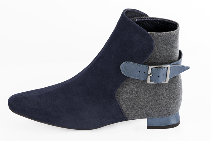 Bottines élégantes et raffinées avec des boucles à l'arrière, coloris bleu marine et gris cendre. Bout carré. Plat. Talon évasé. Personnalisation : Choix des cuirs, des couleurs et des talons. Cou-de-pied sur mesure. - Florence KOOIJMAN