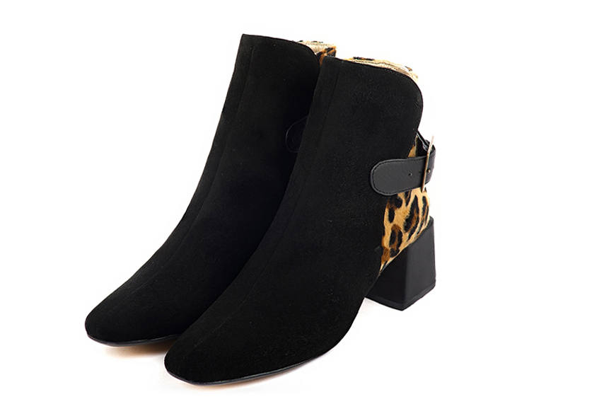 Boots femme : Boots avec des boucles à l'arrière couleur noir mat. Bout carré. Talon mi-haut bottier Vue avant - Florence KOOIJMAN