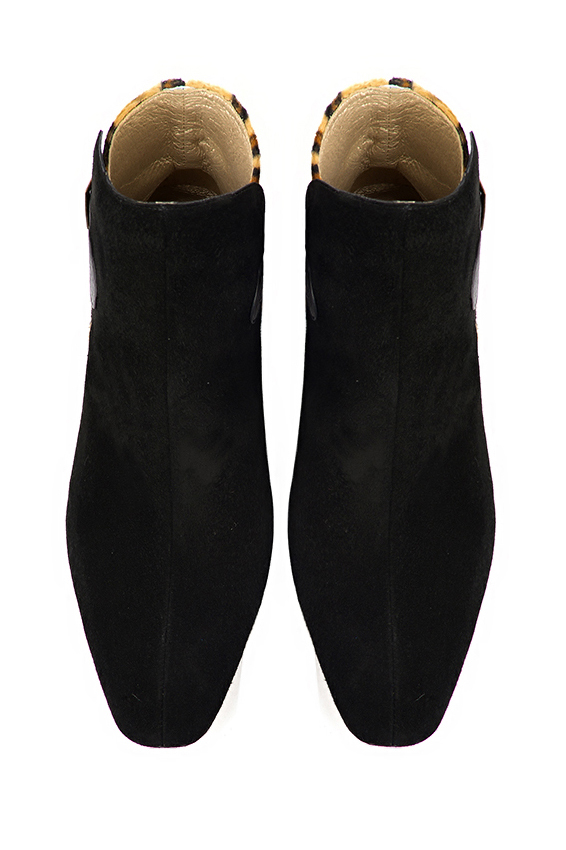Boots femme : Boots avec des boucles à l'arrière couleur noir mat. Bout carré. Talon mi-haut bottier. Vue du dessus - Florence KOOIJMAN