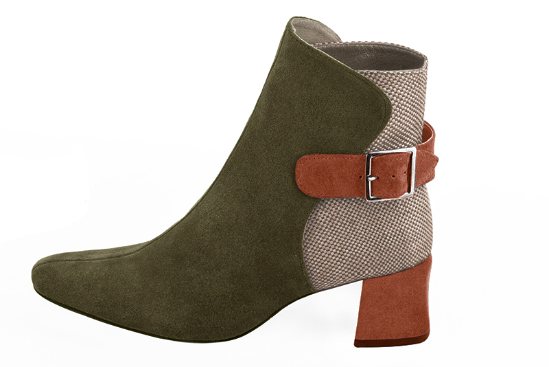 Bottines élégantes et raffinées avec des boucles à l'arrière, coloris vert kaki, beige naturel et orange corail. Bout carré. Mi-haut à haut. Talon bottier. Personnalisation : Choix des cuirs, des couleurs et des talons. Cou-de-pied sur mesure. - Florence KOOIJMAN