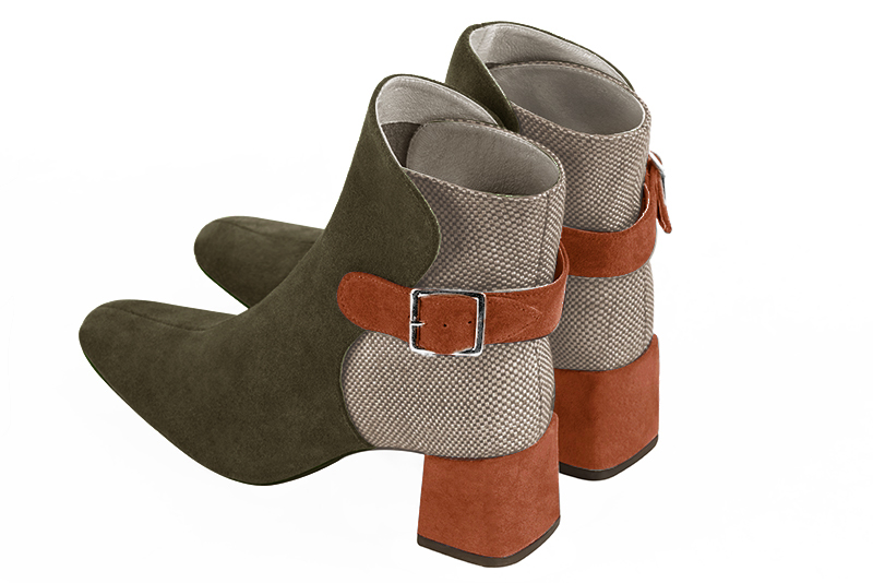 Bottines élégantes et raffinées avec des boucles à l'arrière, coloris vert kaki, beige naturel et orange corail. Bout carré. Mi-haut à haut. Talon bottier. Personnalisation : Choix des cuirs, des couleurs et des talons. Cou-de-pied sur mesure. - Florence KOOIJMAN
