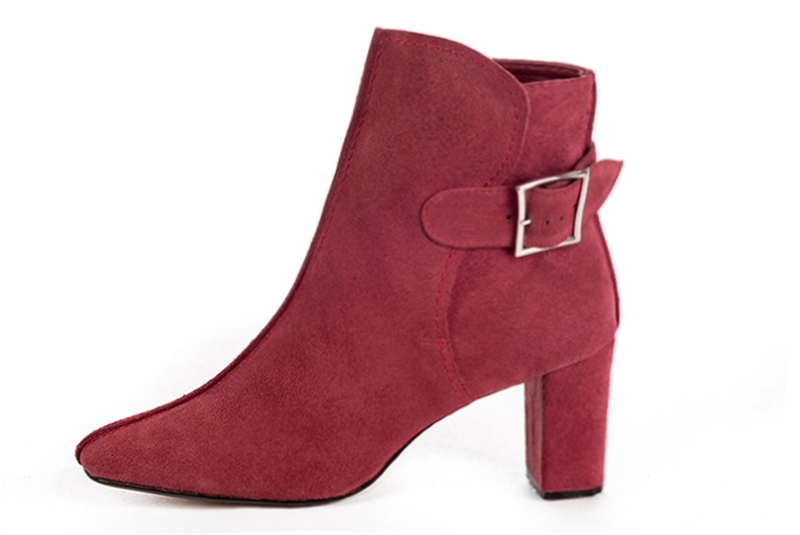 Boots élégantes et raffinées avec des boucles à l'arrière, coloris rouge framboise. Bout carré. Talon mi-haut bottier. Personnalisation : Choix des cuirs, des couleurs et des talons. Cou-de-pied sur mesure. - Florence KOOIJMAN