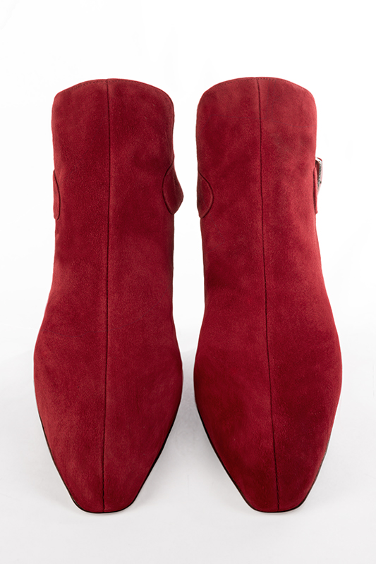 Bottines élégantes et raffinées avec des boucles à l'arrière, coloris rouge carmin. Bout carré. Haut. Talon trotteur. Personnalisation : Choix des cuirs, des couleurs et des talons. Cou-de-pied sur mesure. - Florence KOOIJMAN