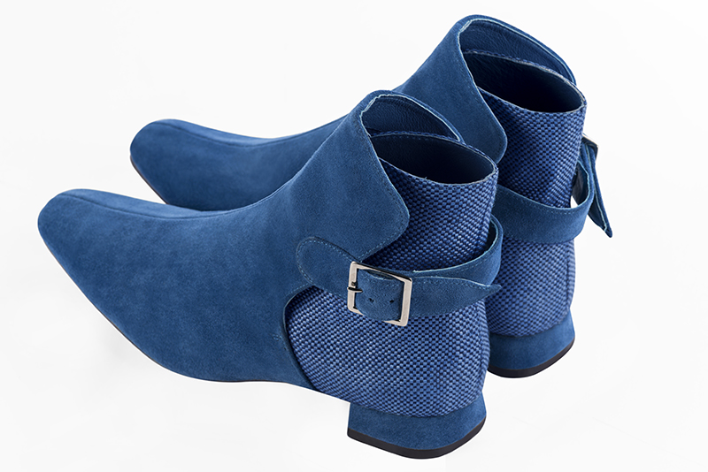 Boots élégantes et raffinées avec des boucles à l'arrière, coloris bleu électrique. Bout carré. Talon plat bottier. Personnalisation : Choix des cuirs, des couleurs et des talons. Cou-de-pied sur mesure. - Florence KOOIJMAN