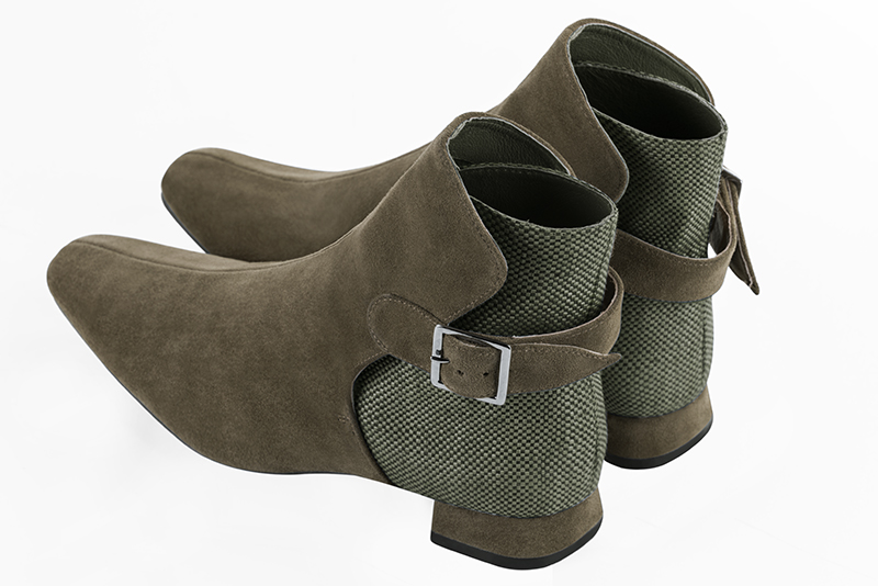 Bottines élégantes et raffinées avec des boucles à l'arrière, coloris vert kaki. Bout carré. Plat. Talon évasé. Personnalisation : Choix des cuirs, des couleurs et des talons. Cou-de-pied sur mesure. - Florence KOOIJMAN