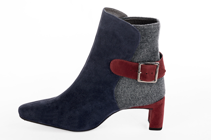 Bottines élégantes et raffinées avec des boucles à l'arrière, coloris bleu marine, gris cendre et rouge bordeaux. Bout carré. Mi-haut à haut. Talon évasé. Personnalisation : Choix des cuirs, des couleurs et des talons. Cou-de-pied sur mesure. - Florence KOOIJMAN